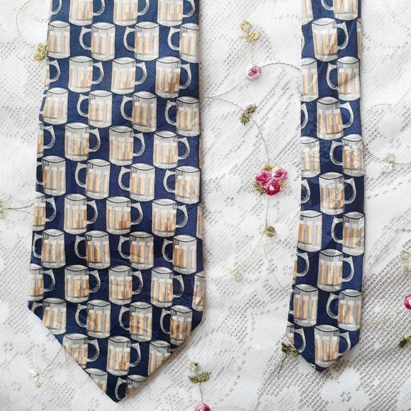 Museum Artifacts Neck Tie All Silk Beer Pint Glass - Picture 5 of 8